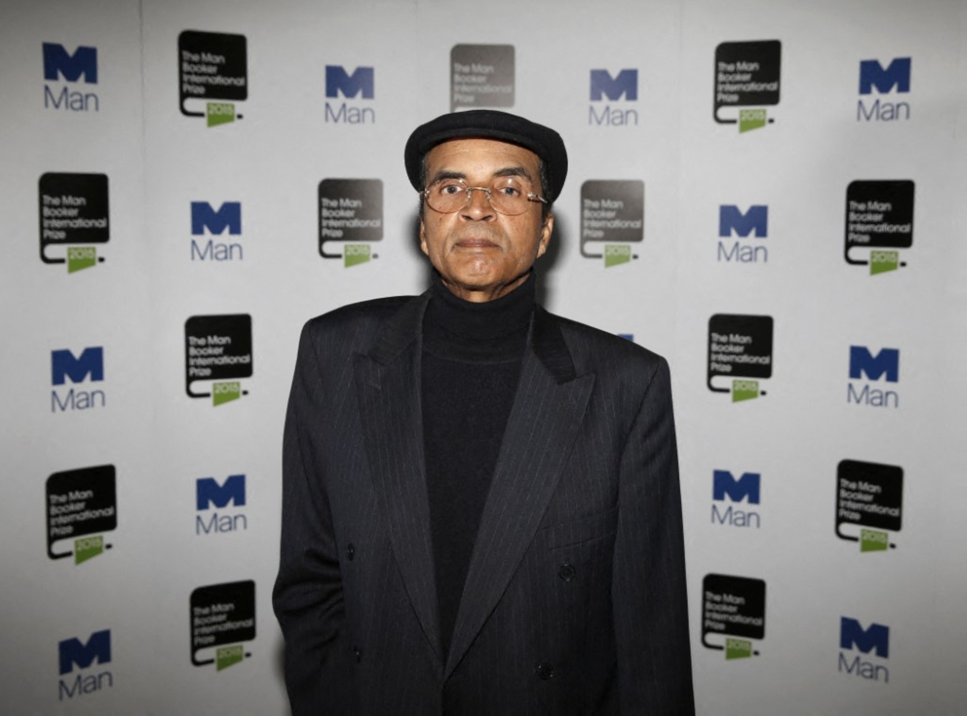 الكاتب الليبي إبراهيم الكوني يلتقط صورة في متحف فيكتوريا وألبرت في لندن، 19 أيار 2015، كأحد المرشحين النهائيين لجائزة مان بوكر الدولية. (Photo by Adrian DENNIS / AFP)