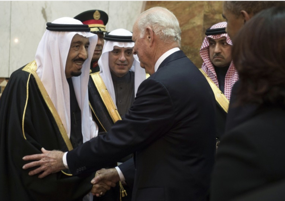 Saudi's newly appointed King Salman (L) shakes hands with former US secretary of state James Baker (C) at Erga Palace in Riyadh on January 27, 2015. (Photo by SAUL LOEB/AFP/Getty Images)