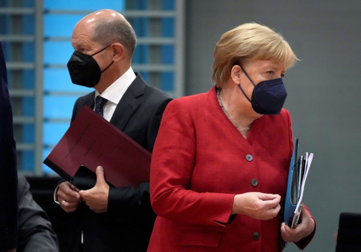 1-	German Chancellor Angela Merkel (R) and German Finance Minister and Vice-Chancellor Olaf Scholz. (Photo by Michale Sohn/AFP)