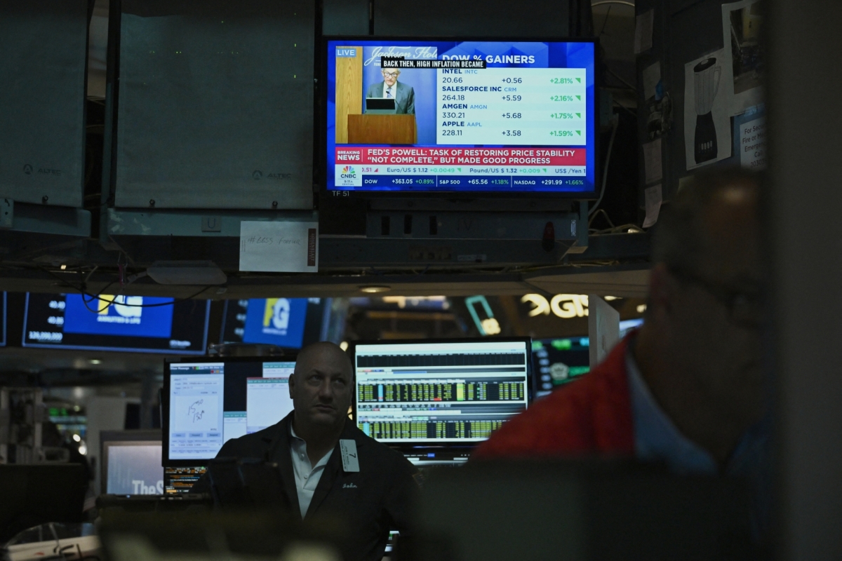 A television station broadcasts US Federal Reserve Chair Chair Jerome Powell speaking in Jackson Hole, Wyoming, on the floor of the New York Stock Exchange (NYSE) in New York on August 23, 2024.