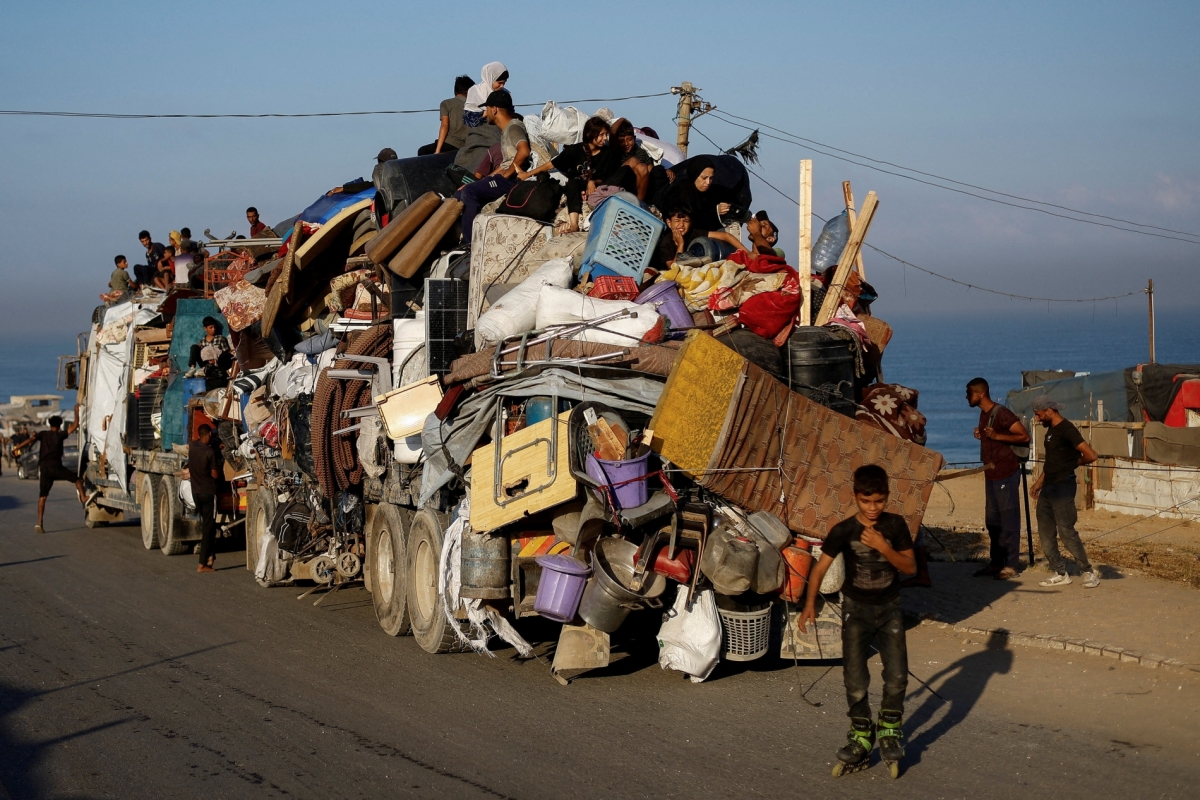 Displaced Palestinians flee northern Gaza on September 18, 2025, due to an Israeli military operation, moving with their belongings to the south after Israeli forces ordered residents of Gaza City to evacuate. 