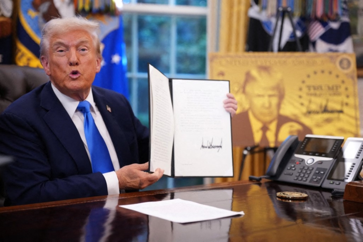 President Donald Trump signed a series of executive orders establishing the  “Trump Gold Card” and introducing a $100,000 fee for H-1B visas on September 19, 2025, in Washington, DC.
