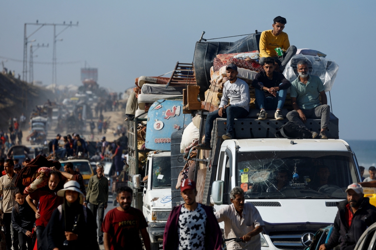 Palestinians, who were displaced to the southern part of Gaza at Israel's order, make their way along a road as they return to the north, amid a ceasefire, in the central Gaza Strip, October 11, 2025.
