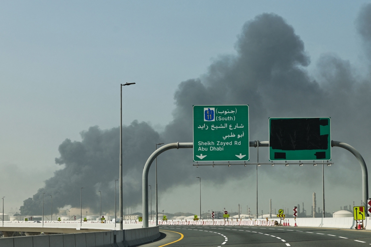 Plumes of smoke near Jebel Ali port after a new Iranian attack on Dubai, on 1 March 2026.