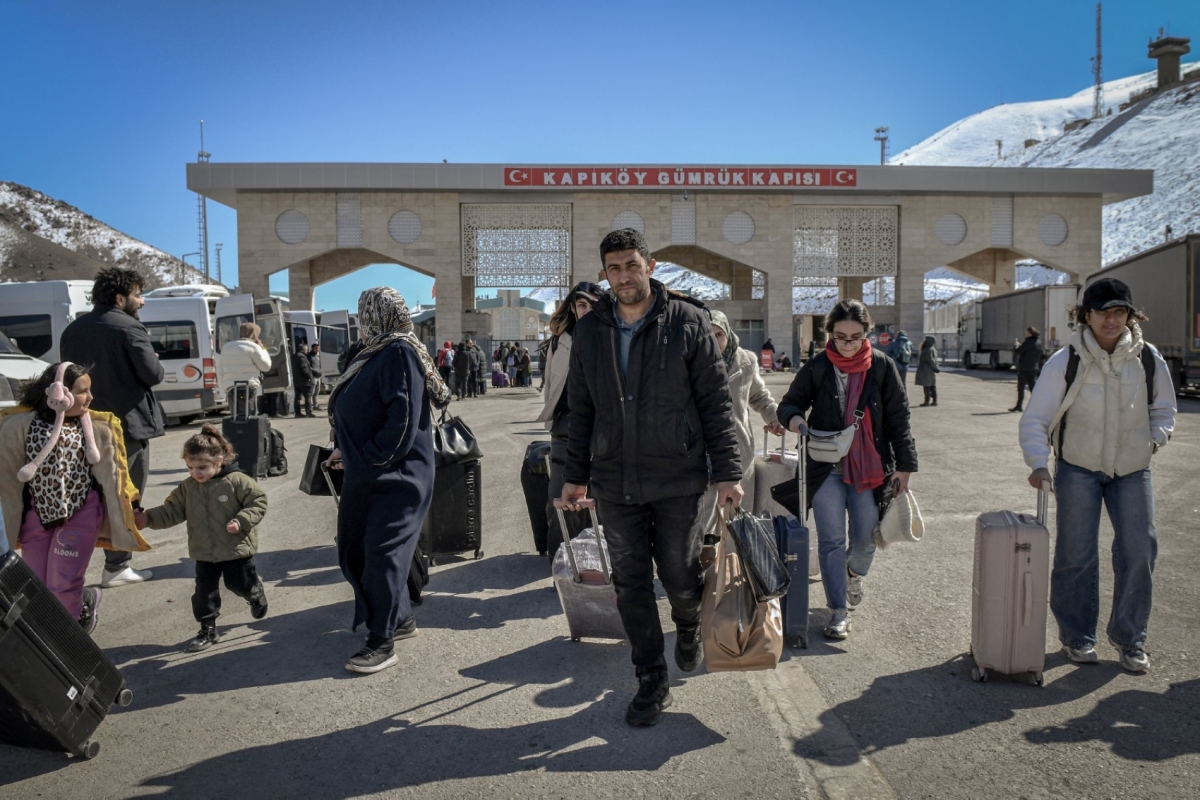 Iranian nationals arrive in Turkey after passing through the Razi-Kapiköy border crossing in Van, north-eastern Türkiye, on 3 March 2026.