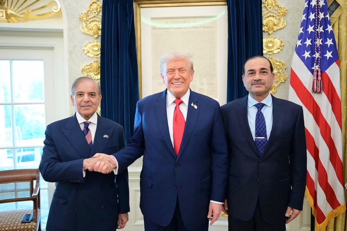 Pakistan's Prime Minister Shehbaz Sharif Army Chief and Field Marshal Syed Asim Munir pose with US President Donald Trump (C) at the White House in Washington, DC on 26 September 2025.