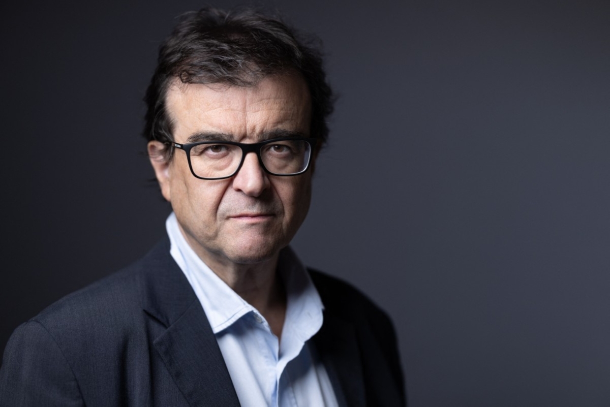 Spanish writer Javier Cercas poses for a photo session during the 27th "Les Correspondances" literature festival in Manosque, southeastern France, on 27 September 2025.