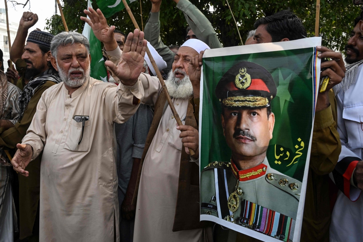 Awami Rickshaw Union workers holding posters of Pakistan's Chief of Army Staff, Field Marshal Asim Munir, shout slogans after the US and Iran agreed to a two-week ceasefire in Lahore on 8 April 2026. 