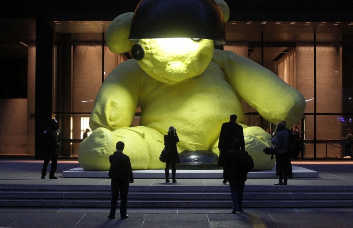 People view the 23-foot Lamp Bear outdoor sculpture of a teddy bear by artist Urs Fischer on 8 April 2011 in New York City.