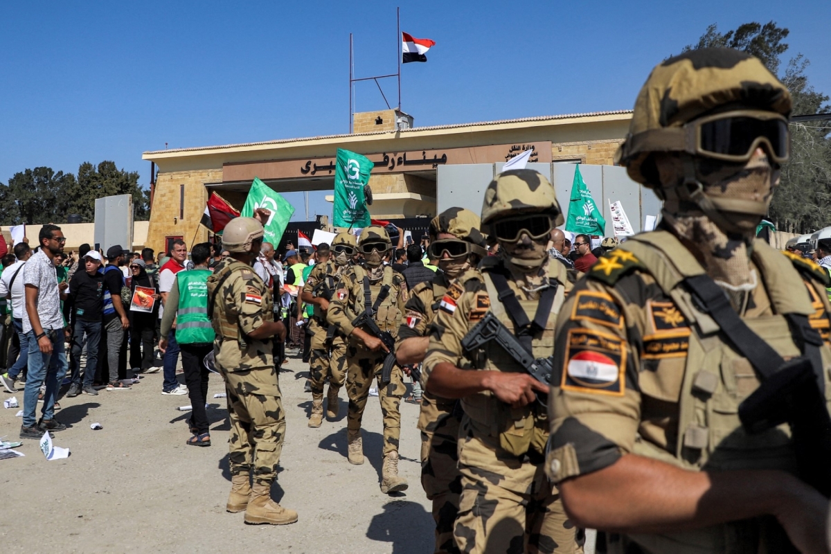 Egyptian army special forces soldiers deploy near the gate of the Egyptian side of the Rafah border crossing with the Gaza Strip in eastern North Sinai province on 20 October 2023.