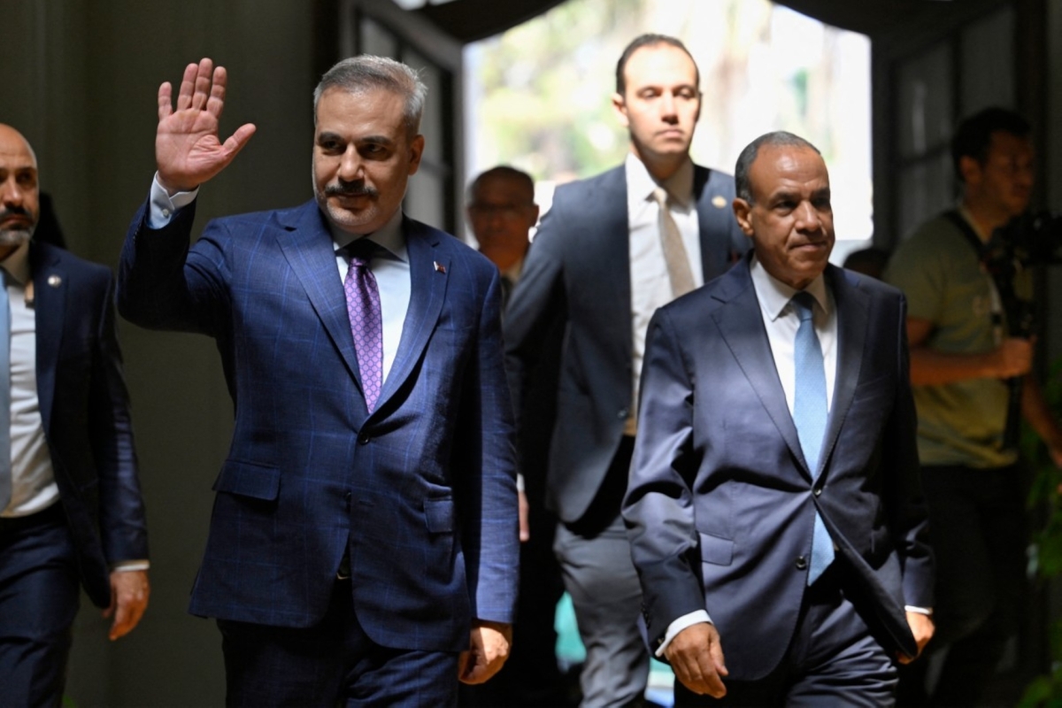 Egypt's Foreign Minister Badr Abdel Ati (R) walks with his Turkish counterpart Hakan Fidan (L) ahead of their meeting in Cairo on 21 June 2026.