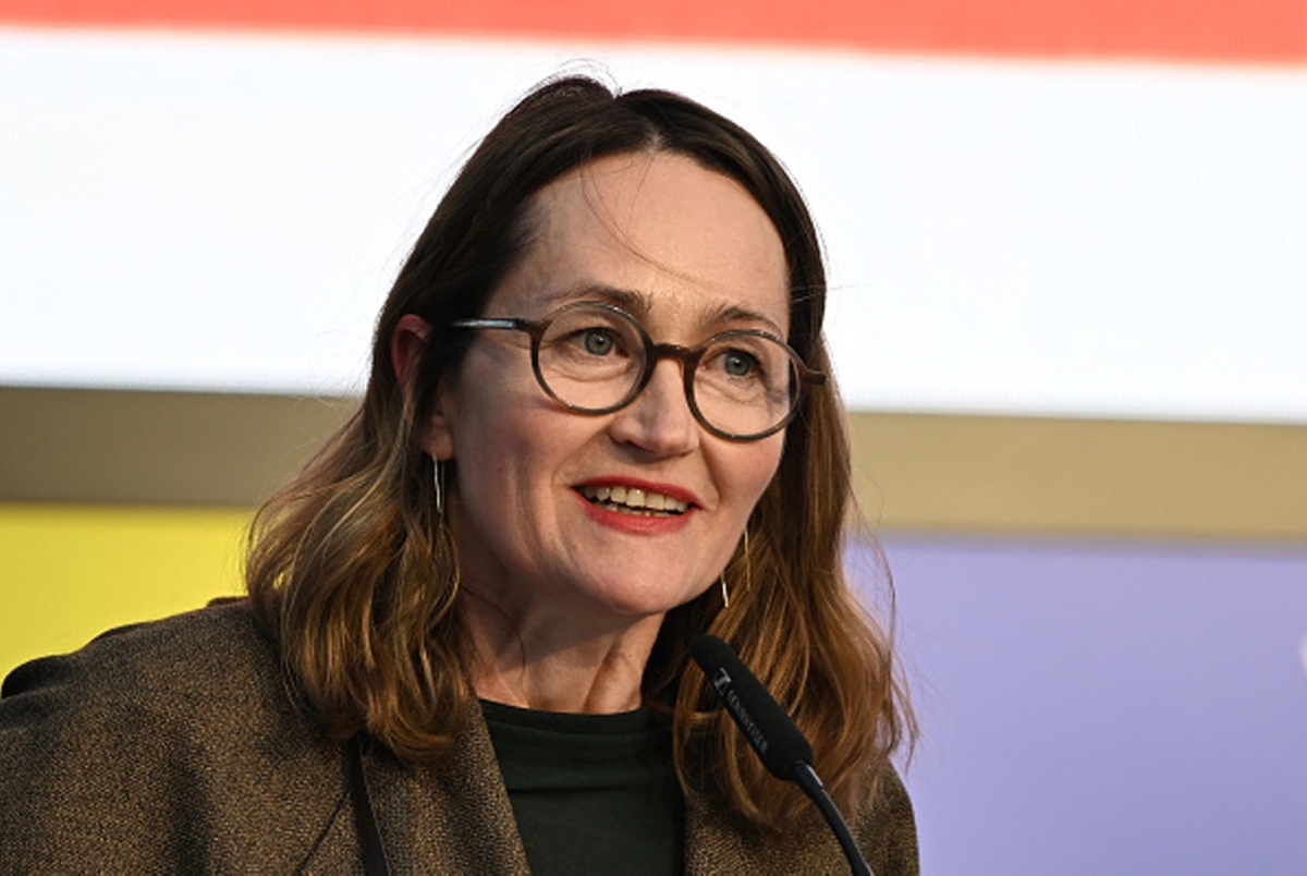 Katrina Poladian delivers a speech after winning the Leipzig Book Fair Prize for her novel "The Golden Beach" in 2025.