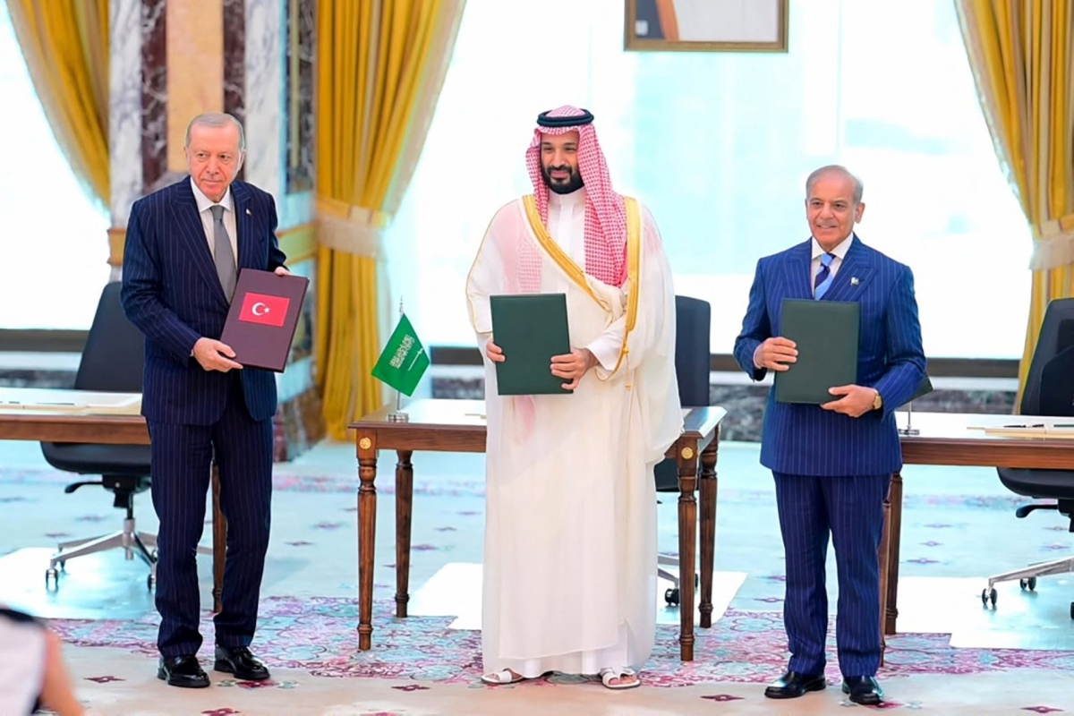 Saudi Crown Prince Mohammed bin Salman (C), Turkish President Recep Tayyip Erdogan (L) and Pakistani Prime Minister Shehbaz Sharif posing after signing the Mecca Joint Defence Agreement in Mecca, Saudi Arabia on 7 August, 2026.