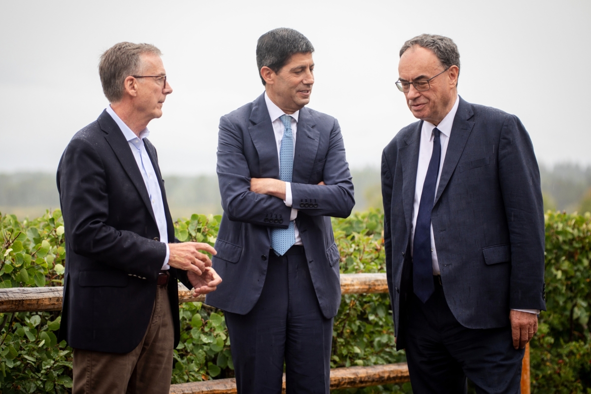 Federal Reserve Board Governor Kevin Warsh speaks with Bank of England Governor Andrew Bailey and Bank of Canada Governor Tiff Macklem during the annual economic policy symposium in Jackson Hole, Wyoming, on 28 August, 2026.