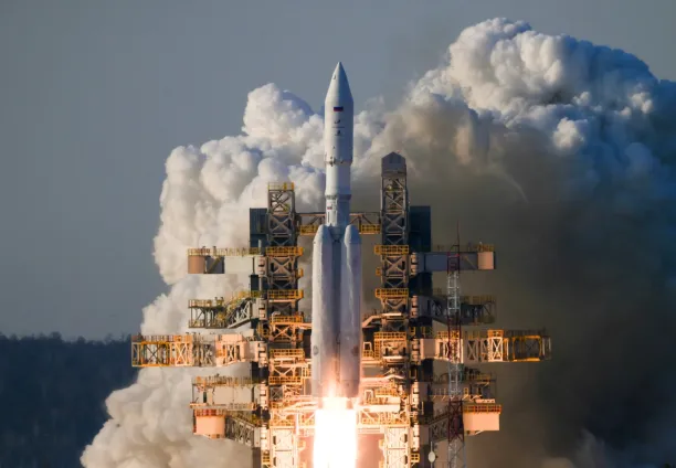 صاروخ ثقيل من طراز أنغارا-A5 ينطلق من منصة الإطلاق في مطار فوستوتشني الفضائي في منطقة أمور