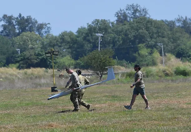جنود مشاة البحرية الأميركية يحملون طائرة بدون طيار في معسكر مؤقت خلال التدريب العسكري المشترك السنوي بين الولايات المتحدة والفلبين