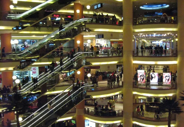 مركز تجاري في مدينة نصر، شرق مصر، 21 فبراير 2013