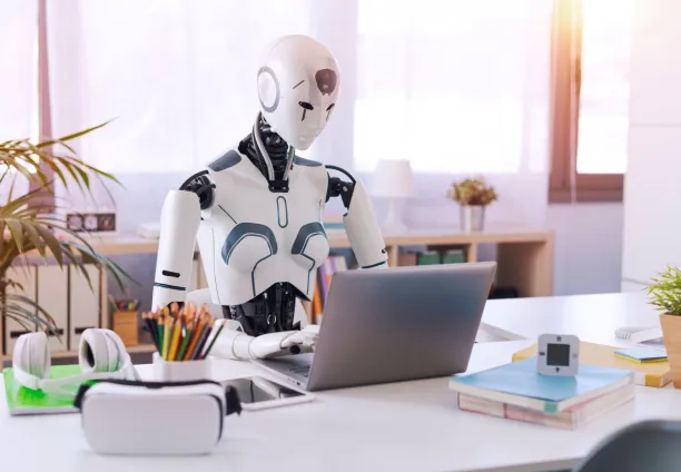 نموذج موظف روبوت يعمل في مكتب