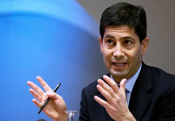 الرئيس الجديد المعين للبنك المركزي الأميركي كيفن وارش، والذي لا يزال يحتاج الى موافقة الكونغرس، يتحدث إلى الإعلام في بنك إنكلترا المركزي، لندن، 11 ديسمبر 2014