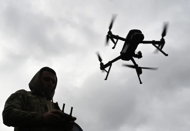 جندي أوكراني يشغل طائرة مسيرة خلال مسابقة "طائرات بدون طيار برية"، التي تحاكي ظروف القتال
