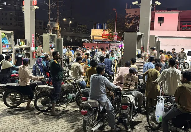 ازدحام دراجات أمام محطات الوقود في كراتشي، باكستان، مع ارتفاع الأسعار وسط الحرب، 2 أبريل 2026