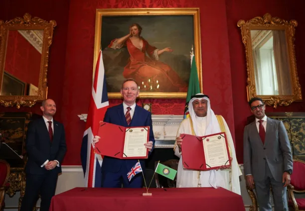 وزير الدولة البريطاني للتجارة كريس براينت (وسط يسار) والأمين العام لمجلس التعاون الخليجي جاسم محمد البديوي (وسط يمين) يلتقطان صورة عقب مشاركتهما في مراسم توقيع في داونينغ ستريت بلندن، في 20 مايو 2026