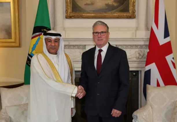 رئيس الوزراء البريطاني كير ستارمريصافح الأمين العام لدول مجلس التعاون الخليجي جاسم محمد البديوي، بعد توقيع الاتفاق في لندن، في 20 مايو 2026
