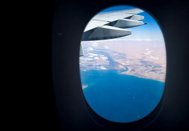 صورة جوية من الطائرة تظهر حركة  قناة السويس، في 27 مارس 2021