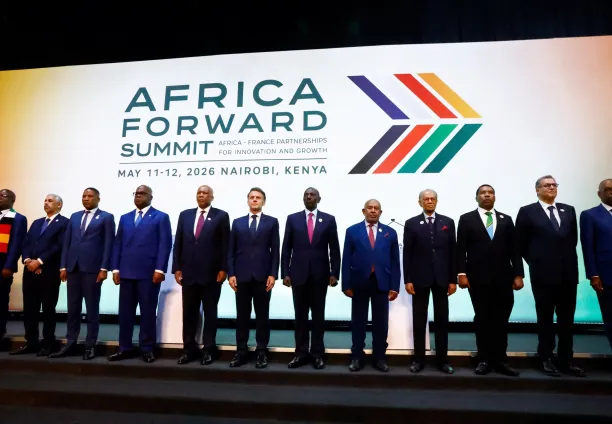 الرئيس الفرنسي إيمانويل ماكرون يلتقط صورة جماعية مع قادة دول أفريقية خلال الحفل الختامي لقمة "أفريقيا إلى الأمام" (Africa Forward) 2026 في مركز كينياتا الدولي للمؤتمرات في نيروبي، كينيا، 12 مايو/أيار 2026