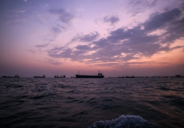 سفن تُبحرعبر مضيق هرمز قبالة سواحل مدينة بندر عباس، وسط حصار بحري أميركي، 5 سبتمبر/أيلول 2026
