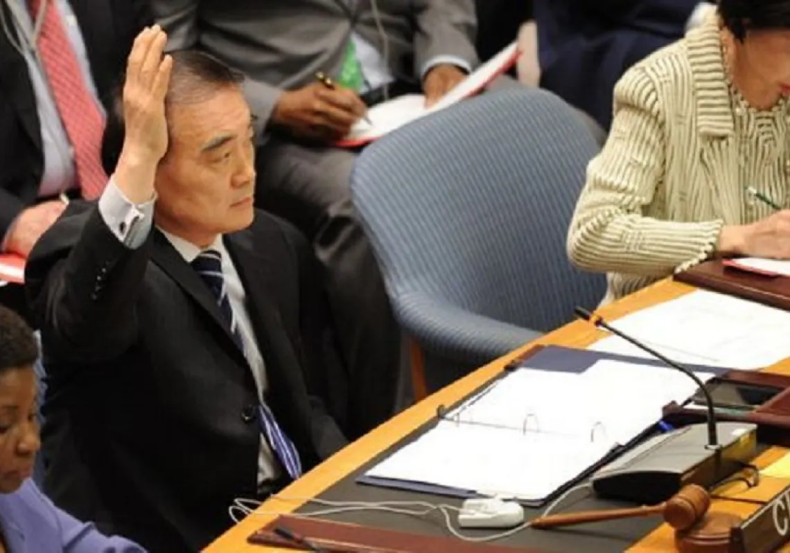 لي باو دونغ، مندوب الصين الدائم لدى الأمم المتحدة يمتنع خلال تبني مجلس الأمن القرار 1973 الذي يجيز حظرا جويا على ليبيا 