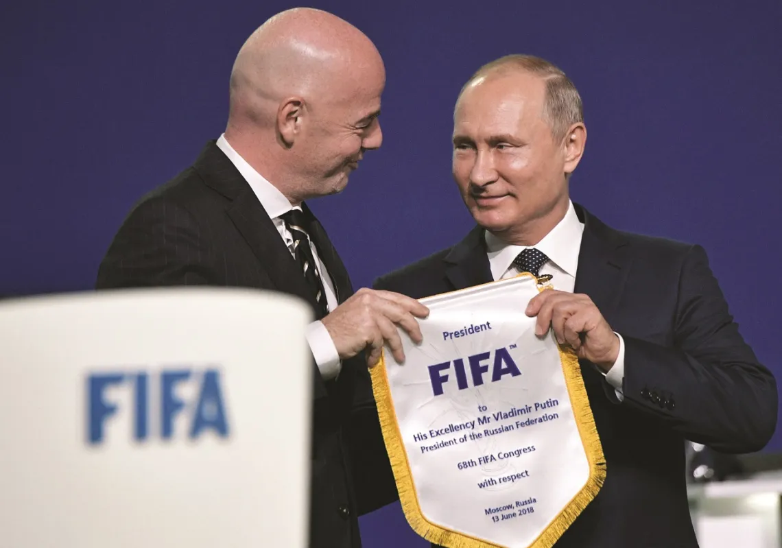 رئيس FIFA جياني إنفانتينو (يسار) يقدم ترشيحا لا ينسى للرئيس الروسي فلاديمير بوتين خلال مؤتمر FIFA الـ68 في موسكو