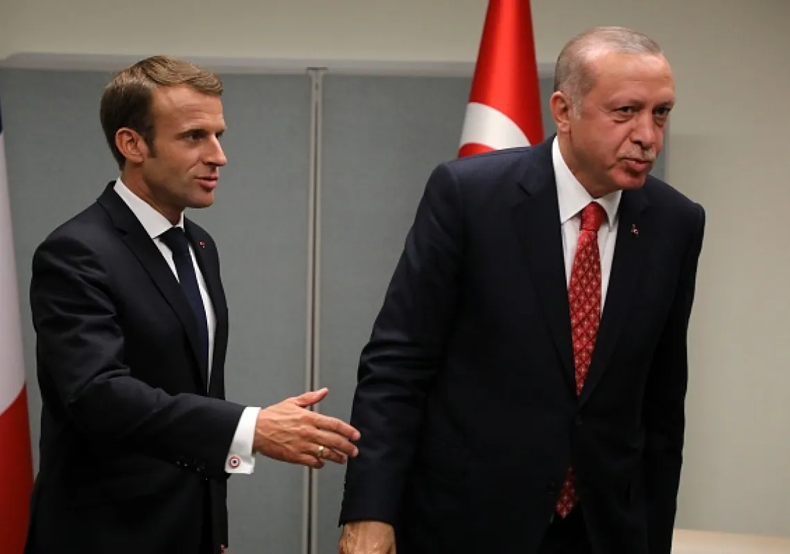 １-	الرئيس الفرنسي إيمانويل ماكرون مع نظيره التركي رجب طيب أردوغان في مقر الأمم المتحدة خلال الجمعية العامة للأمم المتحدة في مدينة نيويورك في 25 سبتمبر 2018. (غيتي)
