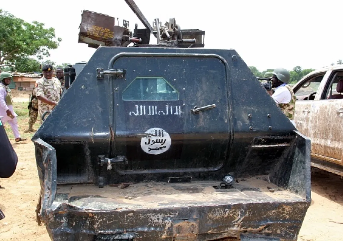 جنود يقفون إلى جانب المركبات التشغيلية التالفة المستعادة من جهاديي بوكو حرام المعروضين في مقر الكتيبة 120 في غونيري ، ولاية يوبي ، في شمال شرق ن