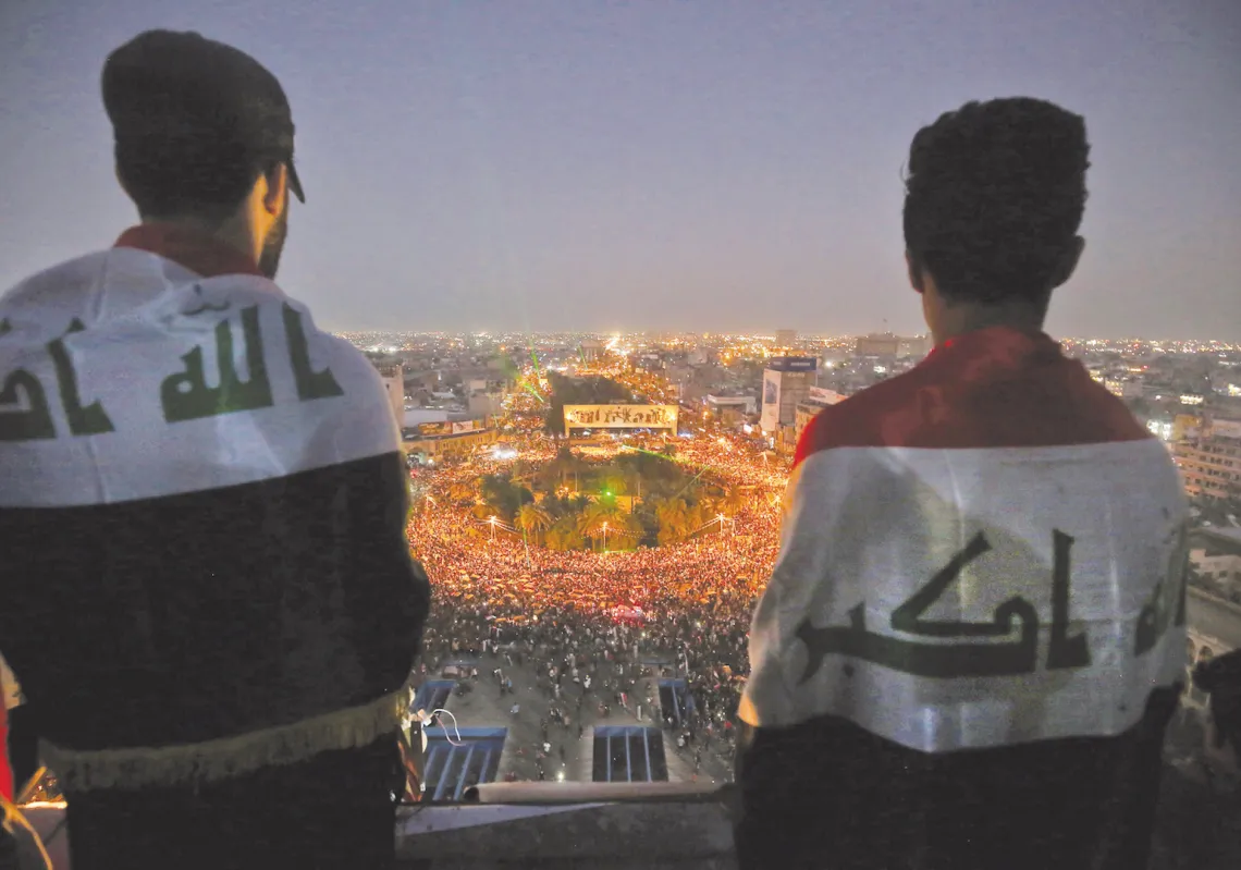 -	متظاهرون عراقيون محتشدون في ميدان التحرير في أثناء المظاهرات الجارية المناهضة للحكومة في العاصمة بغداد، 31 أكتوبر 2019 (غيتي)