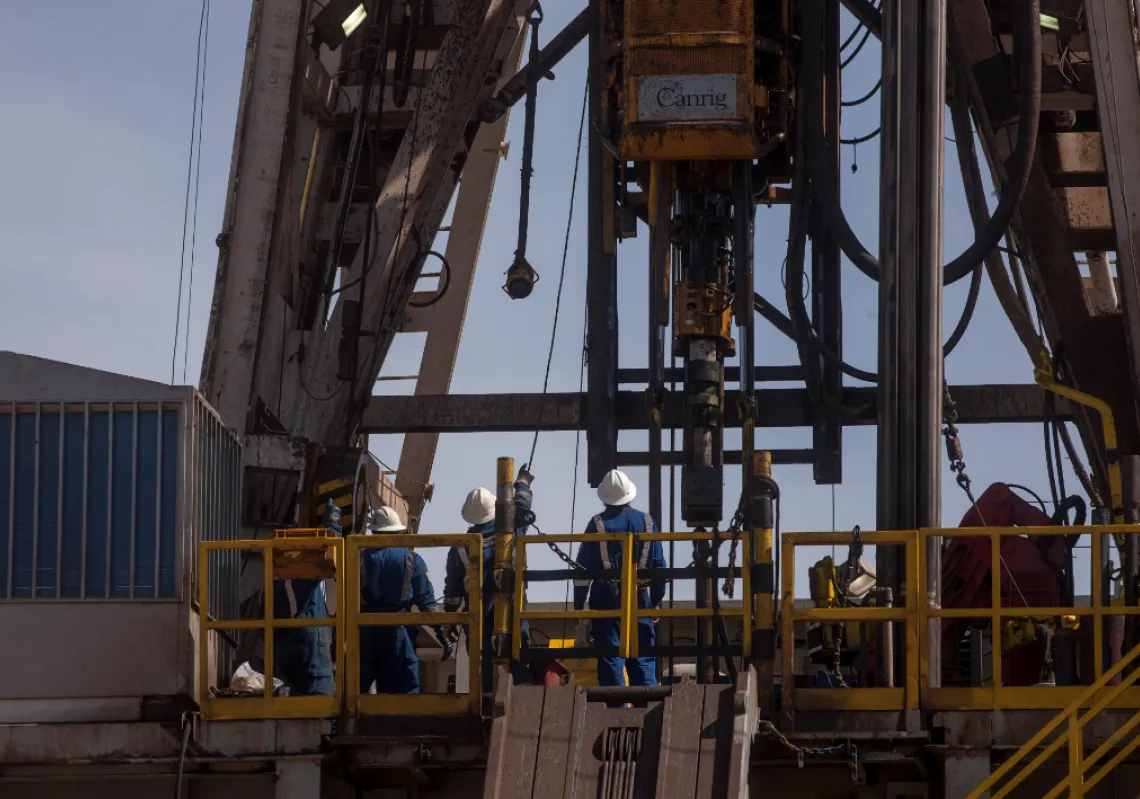 Workers observe on a driling rig in Loma Campana at Vaca Muerta on September 15, 2014 in Añelo, Argentina. (Getty)