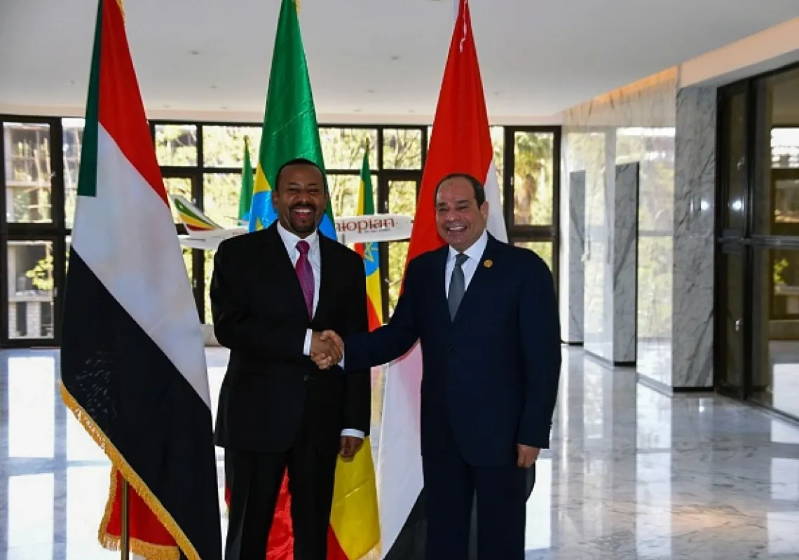 رئيس الوزراء الإثيوبي آبي أحمد (إلى اليسار)، والرئيس المصري عبد الفتاح السيسي (إلى اليمين) خلال قمة ثلاثية مع السودان بشأن سد النهضة فبراير 2019 (غيتي)