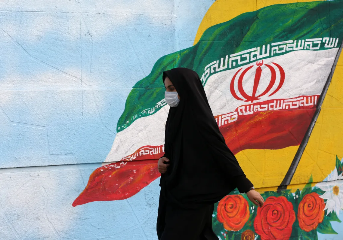 امرأة ترتدي قناعًا طبيًا كإجراء احترازي ضد فيروس كورونا المستجد في طهران (غيتي)