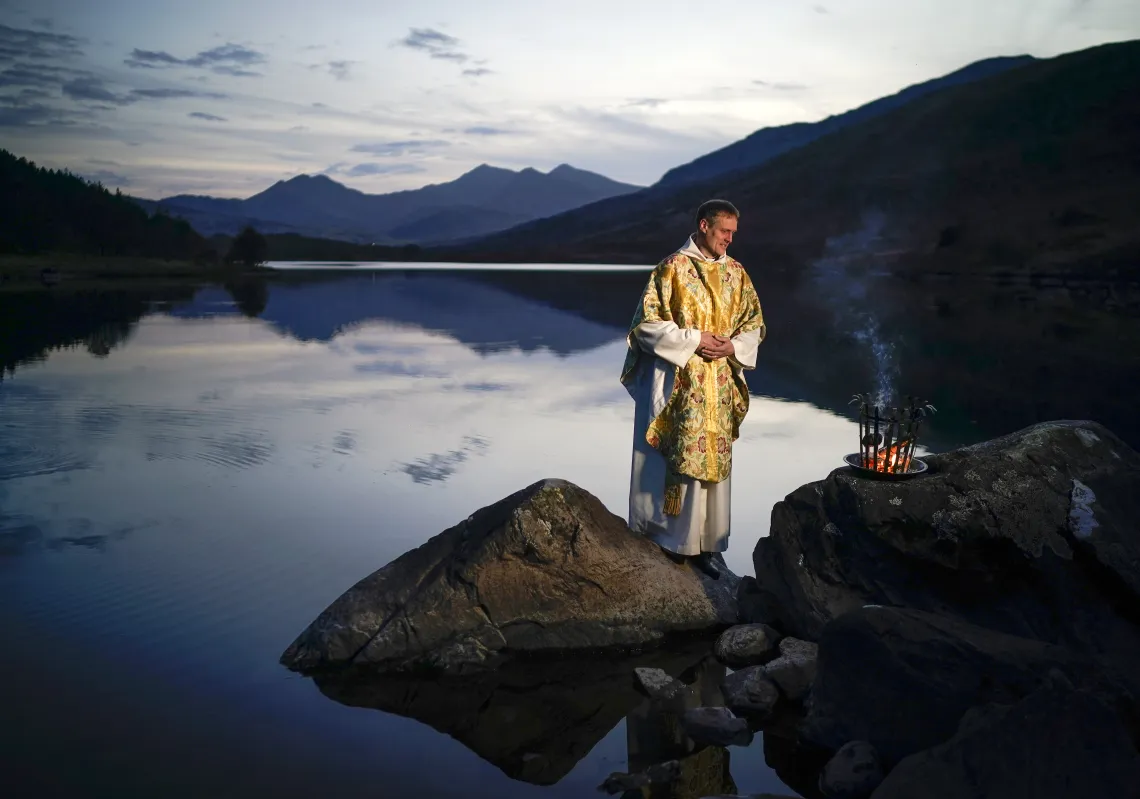 The Reverend Stuart Elliott blesses the new fire as part of his Service of New Light for Easter Eve on the shore of Llyn Mymbyr in Snowdonia on April 08, 2020 in Capel Curig, Wales. (Getty)