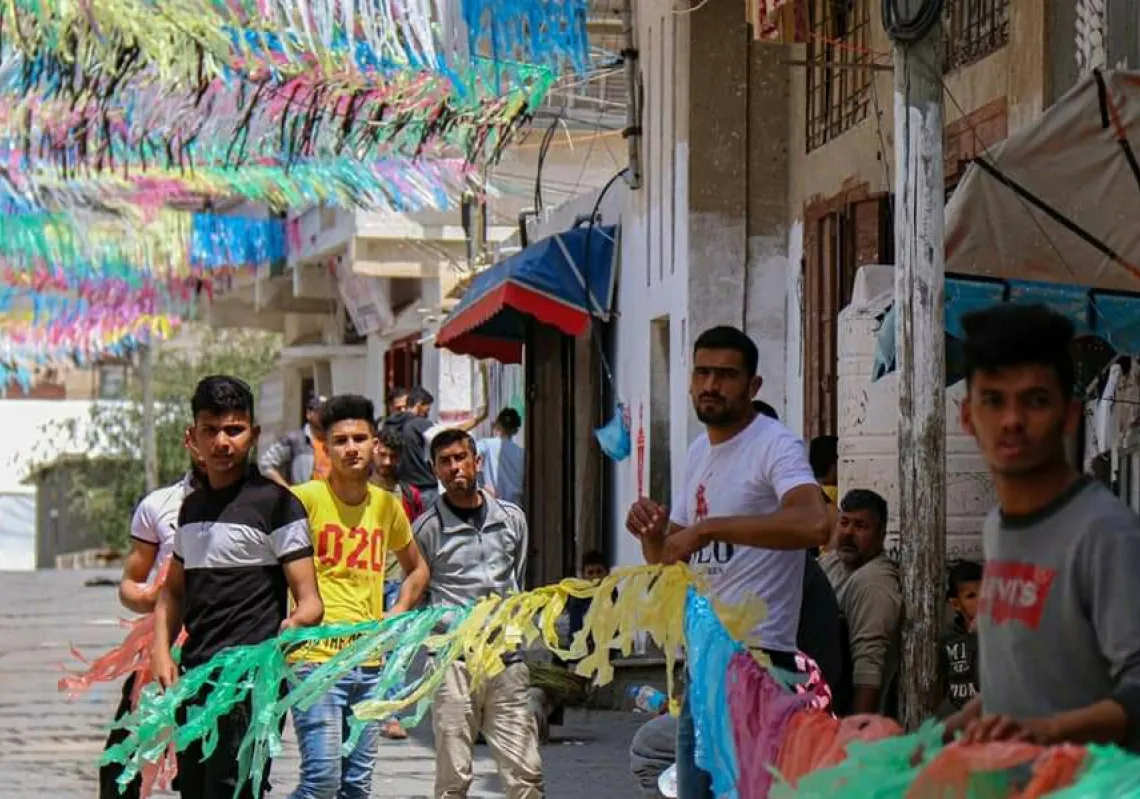 	شباب يزنون حارة في غزة خلال شهر رمضان