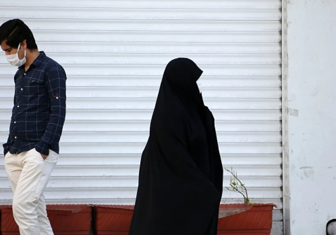 بدأت تظهر ملامح ركود اقتصادي كبير في إيران بعد أن أقفلت مشاغل ومصانع كثيرة أبوابها في إطار إجراءات مكافحة الفيروس (غيتي)