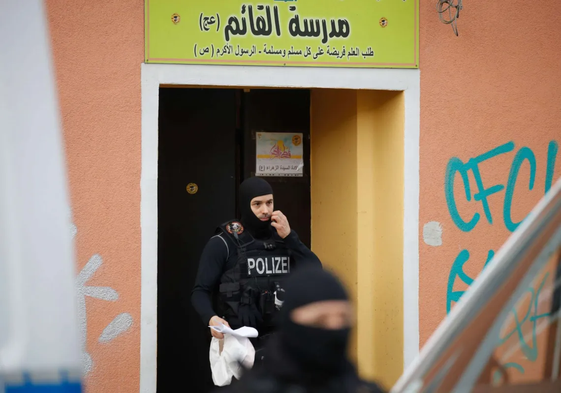 الشرطة الألمانية الخاصة تغادر مركز الإرشاد الديني في مدينة برلين (رويترز) 2020/04/30