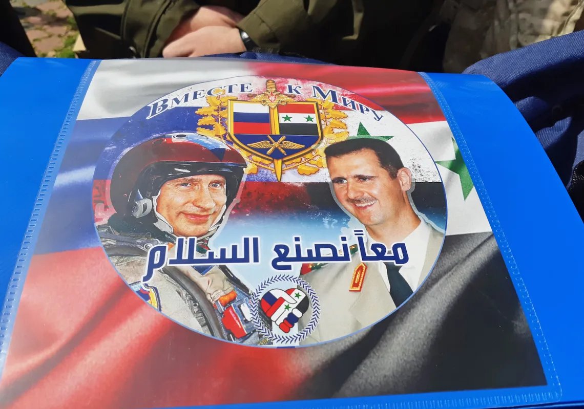 خبير: «مستقبل سوريا مرتبط بمتغيرات كثيرة منها الموقفان الروسي والأميركي، وقدرة أميركا على البقاء في سوريا»- الصورة لحقيبة مدرسية من بين 500 حقيبة قدمها الجيش الروسي لأطفال في اللاذقية (غيتي)