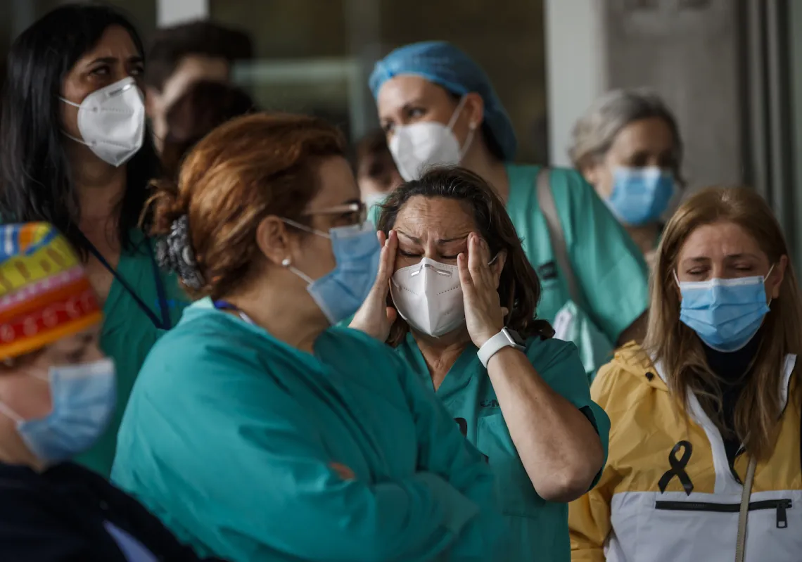 حذّرت منظمة الصحة بشدة من «موجة ثانية قاتلة»، ووجهت تحذيراً صارخاً للبلاد التي أطلقت العنان لمواطنيها، احتفالاً بتجاوز ذروة الوباء (غيتي)
