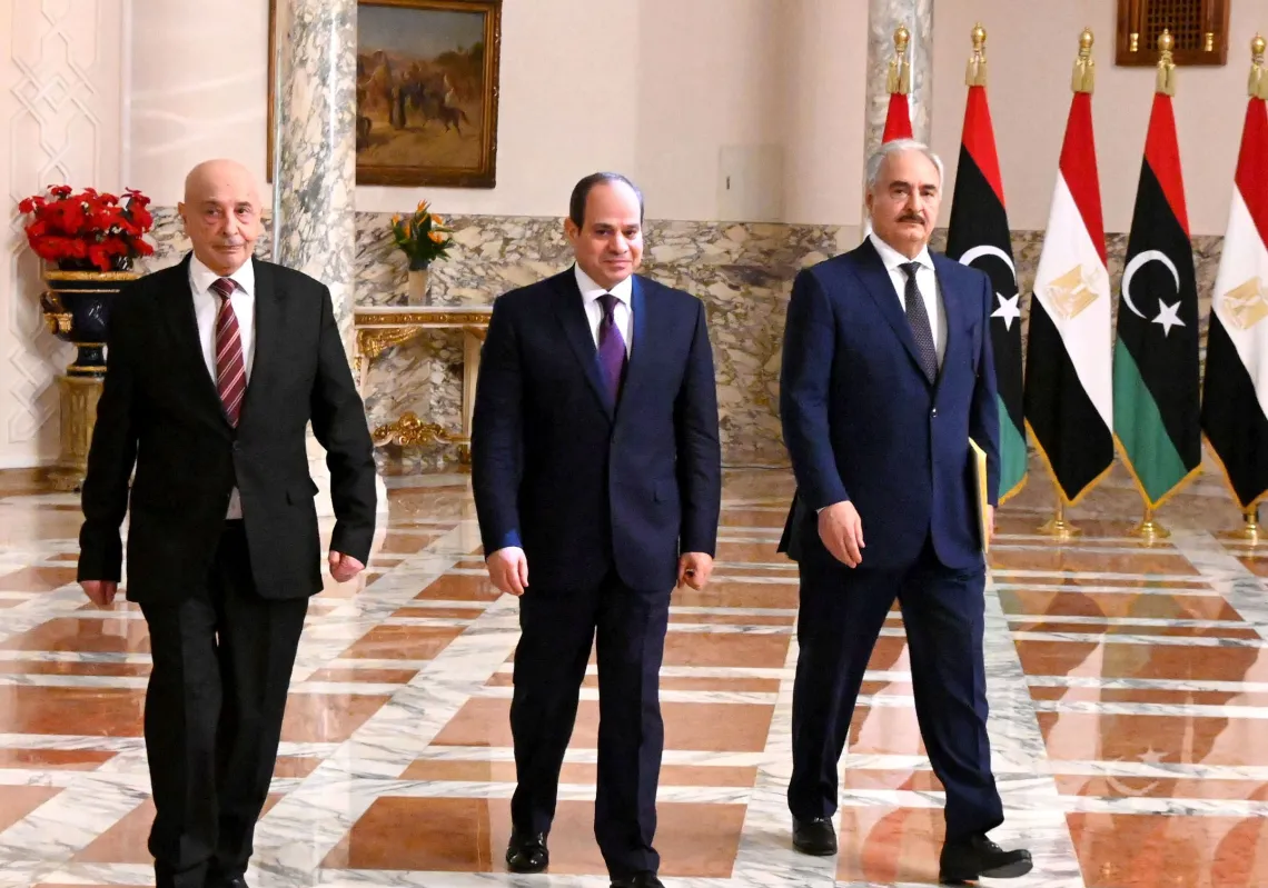 الرئيس المصري عبد الفتاح السيسي (وسط) والقائد الليبي خليفة حفتر (يمين) ورئيس البرلمان الليبي عقيلة صالح، في مؤتمر صحافي مشترك في العاصمة القاهرة )الرئاسة المصرية)