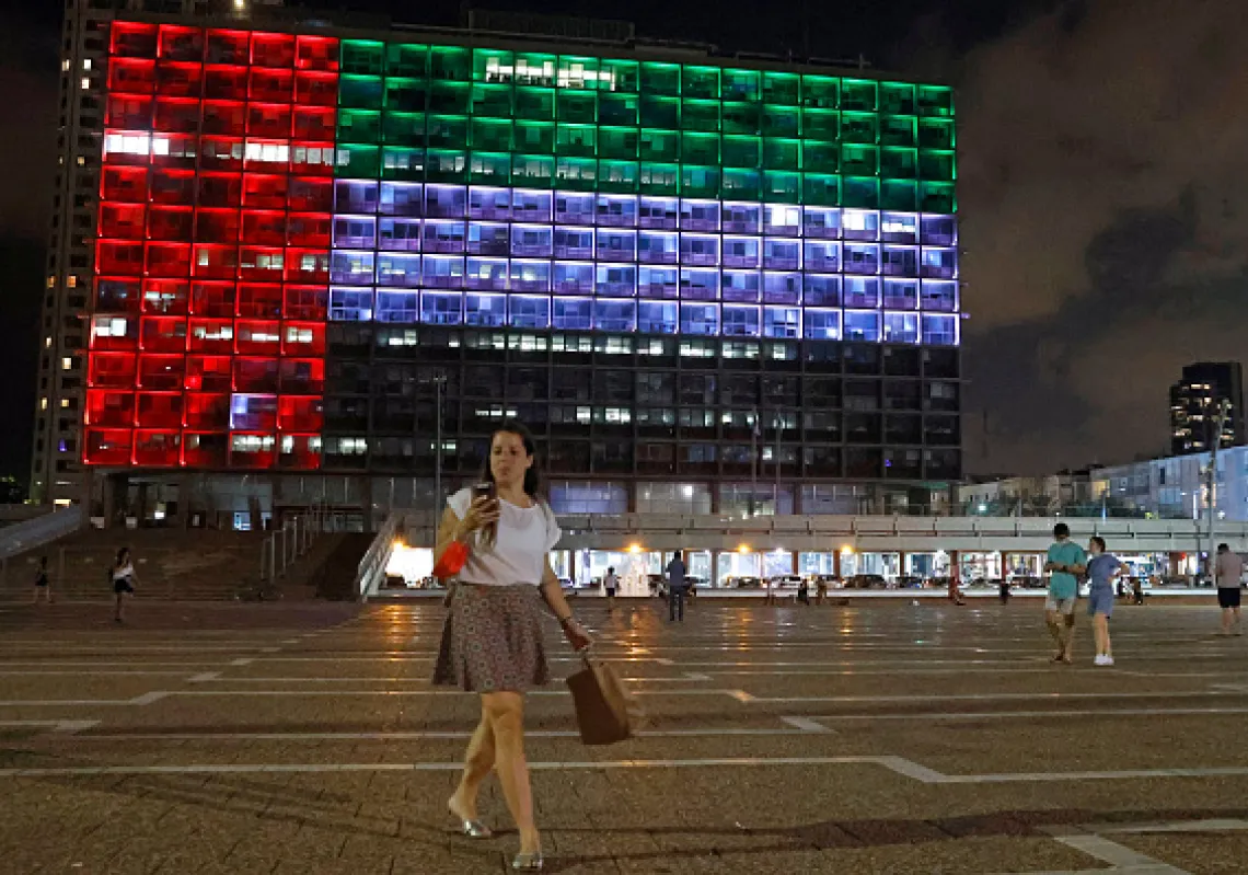 أضاء الإسرائليون قاعة المدينة في مدينة تل أبيب الساحلية بألوان العلم الوطني لدولة الإمارات العربية المتحدة في 13 أغسطس  2020 (غيتي) 