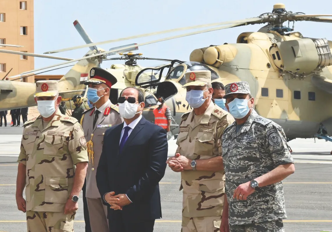 الرئيس عبد الفتاح السيسي يتفقد الوحدات المقاتلة في المنطقة العسكرية الغربية في مرسى مطروح (أ.ف.ب)