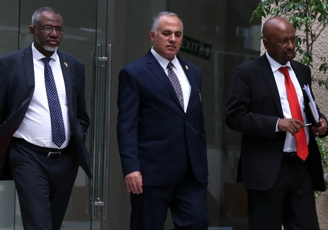 وزير المياه والري والكهرباء في إثيوبيا الدكتور سيليشي بيكيلي (يمين) ووزير المياه والري في مصر الدكتور محمد عبد العاطي (وسط) ووزير المياه والكهرباء السوداني معتز موسى، ضمن مناقشات الدراسات المؤجلة حول سد النهضة، في أديس أبابا، إثيوبيا 18 أكتوبر 2017 (غيتي)