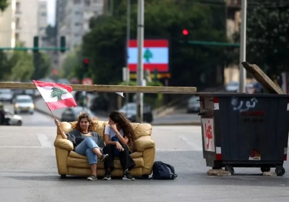 لبنان.. احتجاجات شعبية عارمة وقطع طرق 