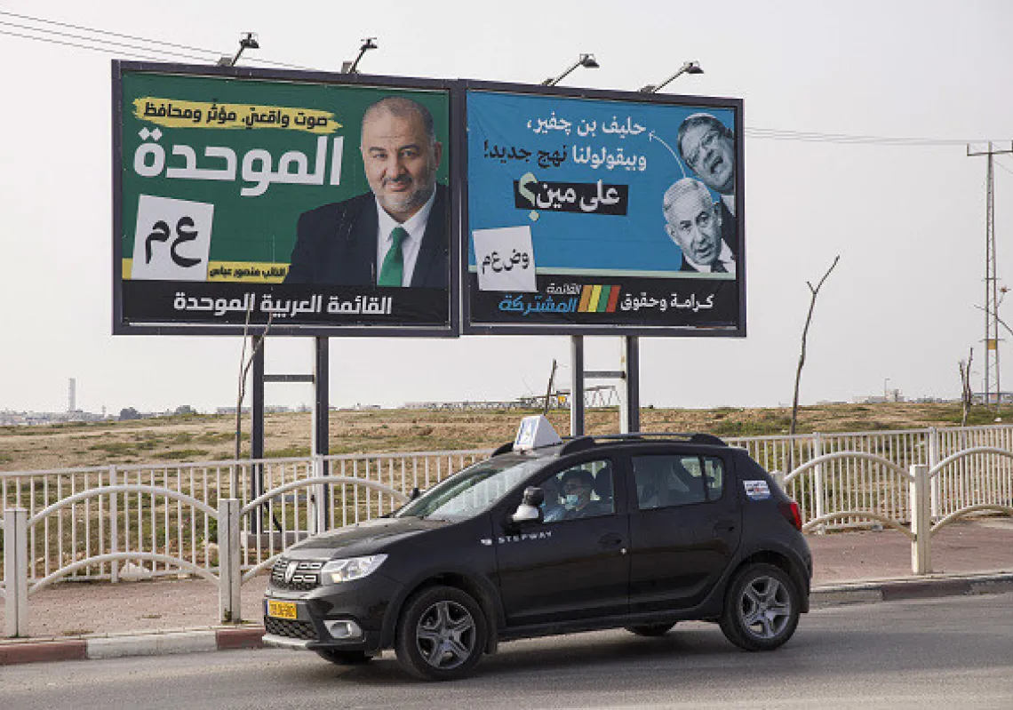 لوحات إعلانية انتخابية لمنصور عباس، زعيم القائمة العربية الموحدة (يسار) وائتلاف القائمة المشتركة، التي تضم بنيامين نتنياهو، رئيس الوزراء الإسرائيلي وزعيم حزب الليكود (يمين أسفل) وإيتمار بن غفير، زعيم حزب عوتسما يهوديت، في إسرائيل (غيتي)